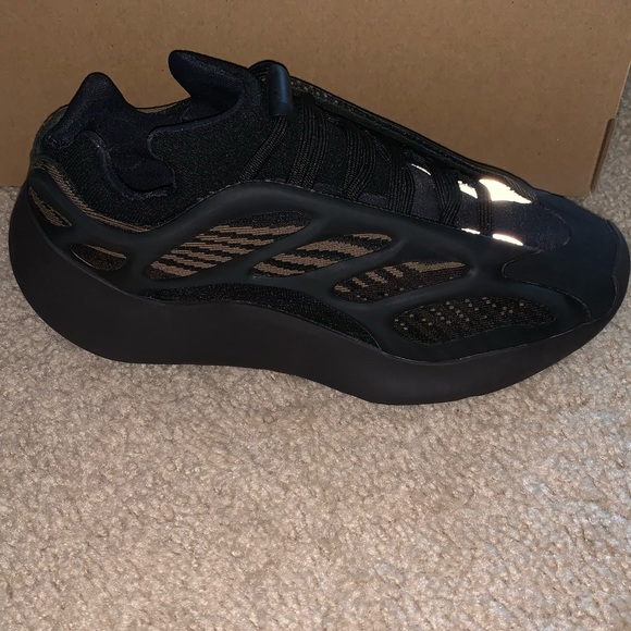 Yeezy 700 V3 Clay Brown - Picture 5 of 7